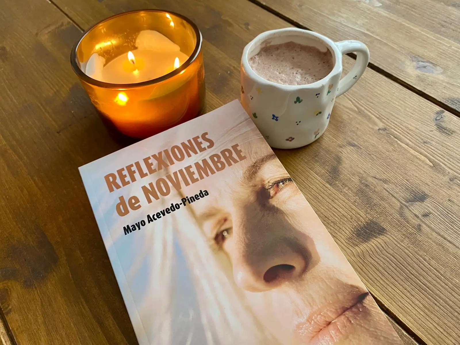 Mayo Acevedo-Pineda debuta en la literatura con 'Reflexiones de noviembre'