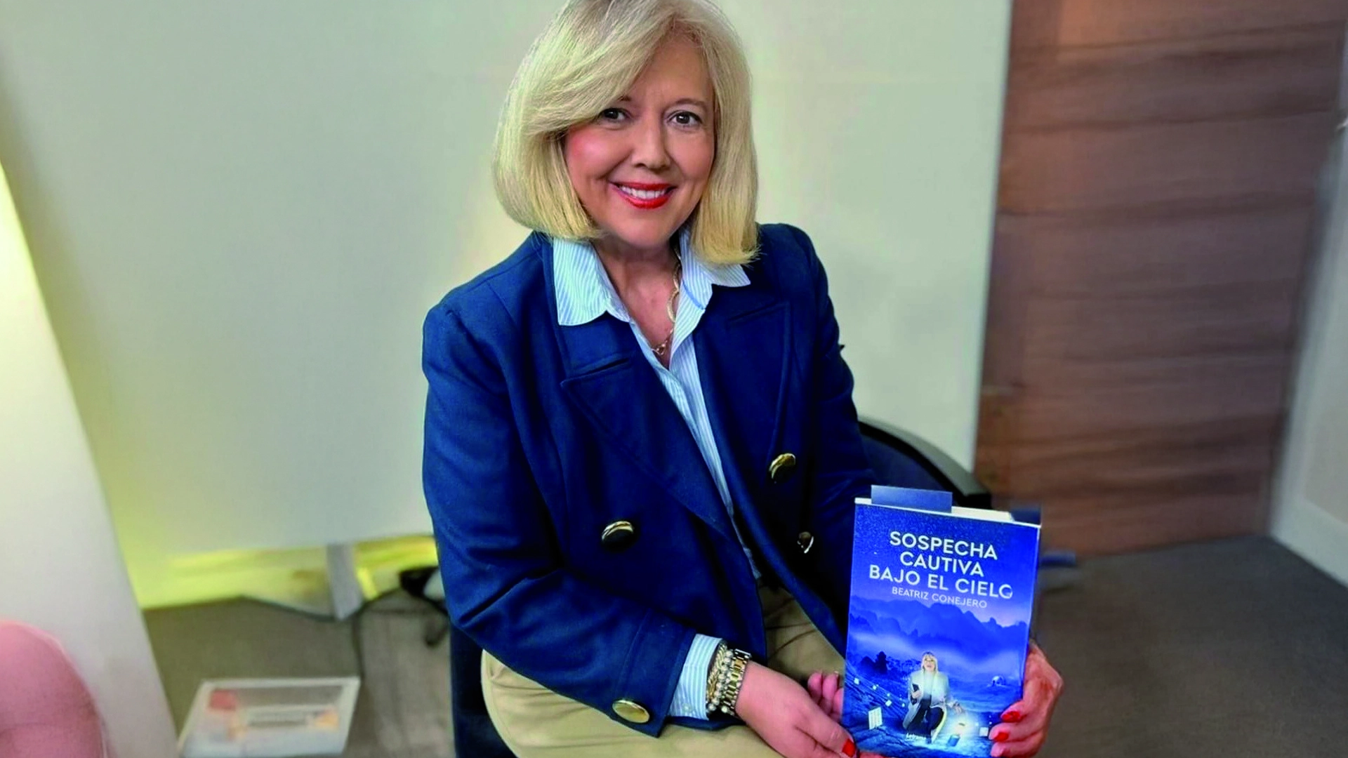 Beatriz Conejero Martínez publica "Sospecha cautiva bajo el cielo", una novela de ficción cargada de misterio