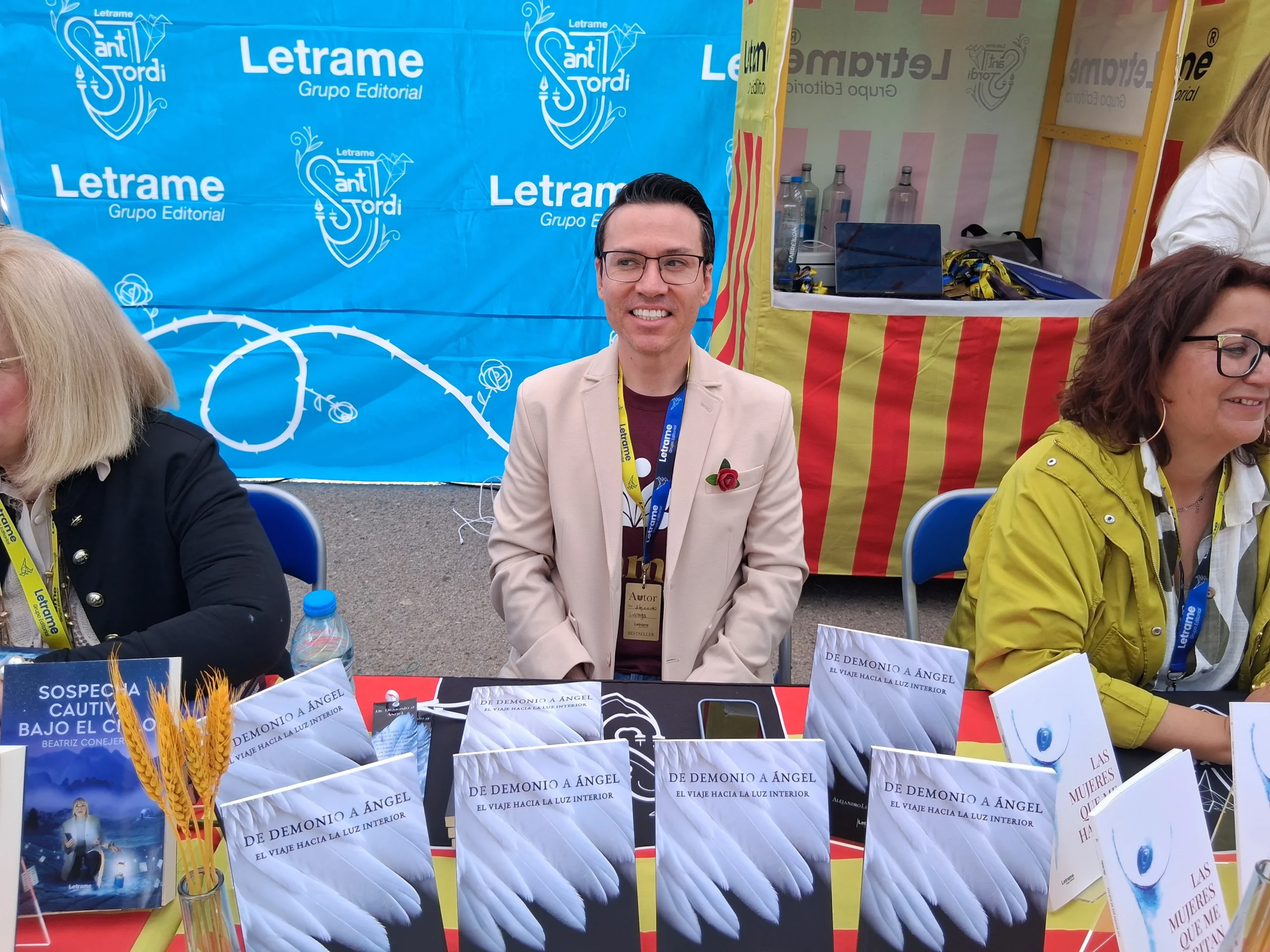 Alejandro Liceaga Moreno firma ejemplares de su libro "De demonio a ángel. El viaje hacia la luz interior" en la parada de la Editorial Letrame