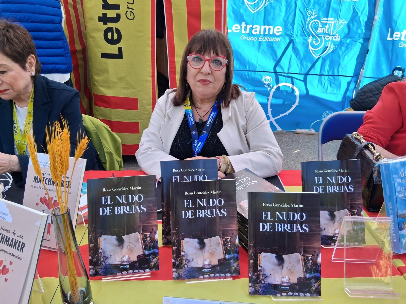 Rosa González Martín firmó su nueva novela El nudo de brujas en la parada de la Editorial Letrame
