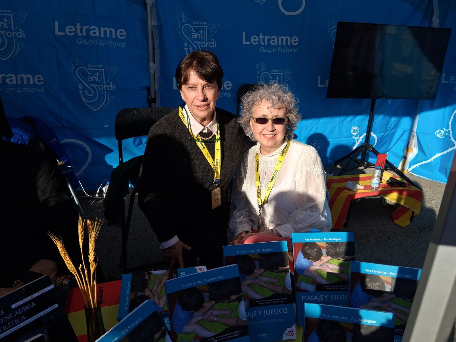 Ana Fernández Salas y Elsa Rodríguez presentaron su libro “Masaje y juegos. Una herramienta para familias y técnicos” en Sant Jordi 2025