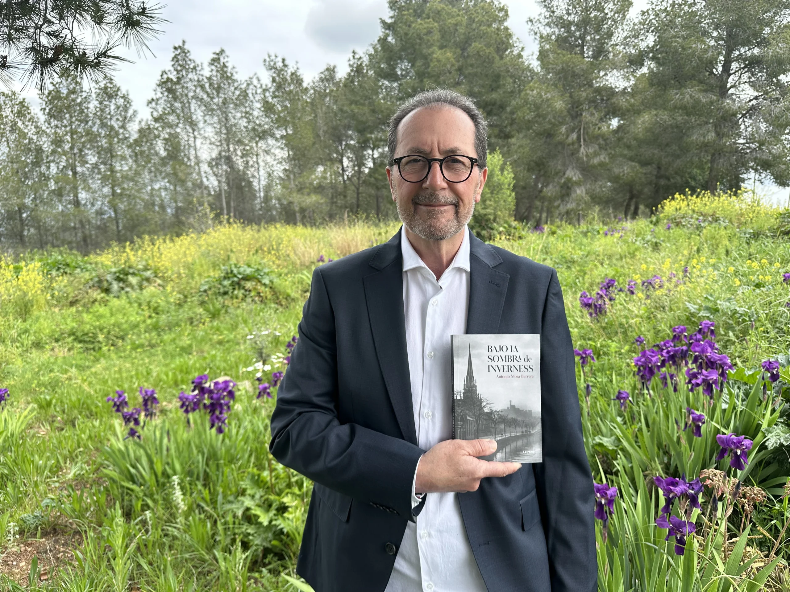 Antonio Mora Barrera debuta en la literatura con una historia que entrelaza misterio, espiritualidad y vidas pasadas